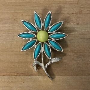 1971 Sarah Coventry Daisy Time Brooch and Earring Set